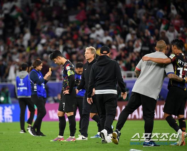 6일(현지시간) 카타르 알라이얀 아흐마드 빈 알리 스타디움에서 열린 2023 아시아축구연맹(AFC) 카타르 아시안컵 4강전 대한민국과 요르단의 경기. 경기에서 패한 대한민국 클린스만 감독, 손흥민, 차두리 코치가 아쉬워하고 있다. 알라이얀(카타르)=박재만 기자 pjm@sportschosun.com/2023.02.06