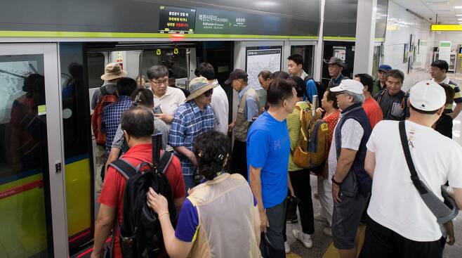 2017 년 9월 10일 서울 강북구 우이동 북한산우이역 경전철을 이용하는 시민들. /조선DB