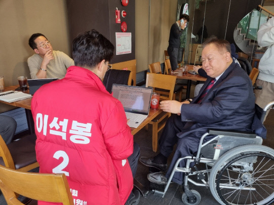 이상민(국민의힘, 대전 유성구을) 국회의원과 이석봉 국민의힘 대전 대덕구 국회의원 예비후보가 6일 유성과 대덕을 연결해 제2의 판교로 조성하는 데 의견을 모았다. 사진=이석봉 예비후보 제공