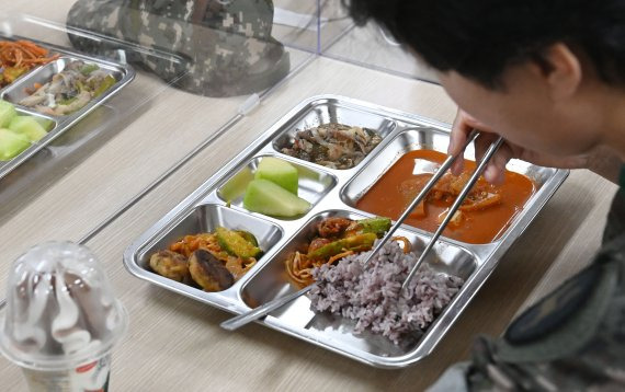 한 장병이 식사를 하고 있다. 사진은 기사 본문과 무관함. /사진=국회사진취재단,뉴스1