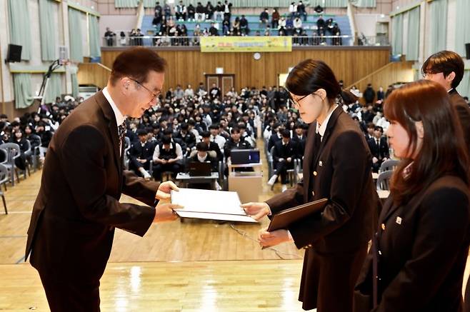 한국수력원자력 고리원자력본부(본부장 이광훈·왼쪽)는 기장 장안읍과 일광읍에 있는 10개 초·중·고 졸업생 57명을 선발해 장학금 2310만원을 지원했다. 고리원자력본부 제공