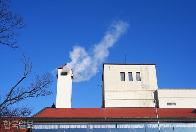 온양행궁이 있었던 곳으로 추정되는 온양관광호텔 굴뚝에 하얀 연기가 피어오르고 있다.