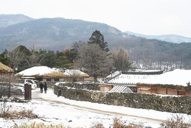 외암민속마을은 낮은 돌담 사이로 호젓하게 거닐기 좋은 전통 마을이다.