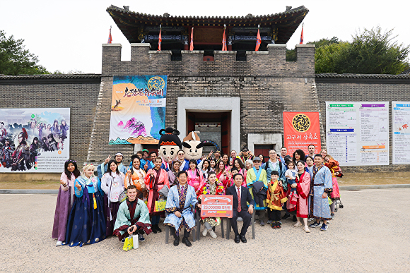 단양군 온달문화축제를 찾은 외국인 단체관람객. [사진=단양군]