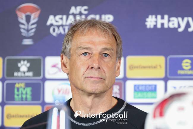 &nbsp;[사진=게티이미지]&nbsp;위르겐 클린스만이 이끄는 대한민국 축구 국가대표팀(FIFA 랭킹 23위)은 6일 오후 6시(이하 현지시간) 카타르 알라이얀에 위치한 아흐메드 빈 알리 스타디움에서 열린 2023 아시아 축구연맹(AFC) 아시안컵 준결승에서 요르단(FIFA 랭킹 87위)에 0-2로 패했다. 요르단은 사상 첫 4강에 이어 사상 첫 결승에 올라, 사상 첫 우승을 노린다. 한국은 64년 만의 우승 도전을 4강에서 끝내게 됐다.&nbsp;