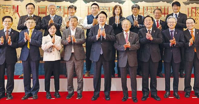 윤석열 대통령이 6일 용산 대통령실 청사에서 경제사회노동위원회 위원들과의 오찬을 마친 뒤 기념촬영하고 있다. 앞줄 왼쪽부터 김문수 경사노위 위원장, 박현호·최미영·김동명 근로자위원, 윤 대통령, 손경식·김기문·최진식·유기준 사용자위원, 뒷줄 왼쪽부터 최상목 부총리 겸 기획재정부 장관, 허재준·이철수 공익위원, 한다스리 근로자위원, 권혜원·박지순 공익위원, 이정식 고용노동부 장관, 김덕호 상임위원.  대통령실 제공