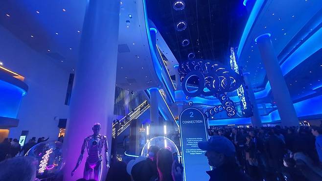 라스베이거스의 초대형 공연장 스피어 내에 있는 휴머노이드 AI 로봇 '아우라'와 대화를 나누는 관람객들.  사진 : 최진석 특파원
