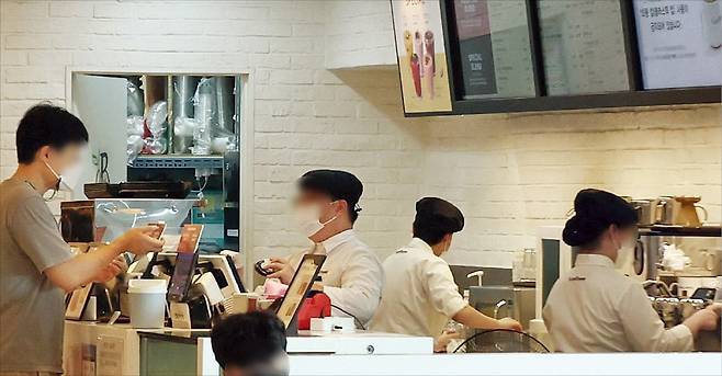 서울 한 시내 카페에서 알바생들이 업무를 보고 있다. /사진=김범준 기자