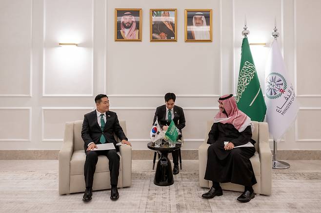 Defense Minister Shin Won-sik and Saudi Defense Minister Khalid bin Salman Al Saud sign a memorandum of understanding on mid- to long-term defense cooperation between South Korea and Saudi Arabia at the World Defense Exhibition exhibition hall in Saudi Arabia. (Ministry of National Defense)