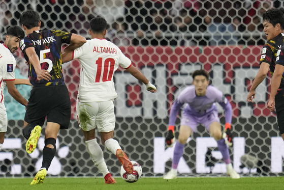 Jordan's Mousa Altamari, centre left, has a shot during the Asian Cup semifinal between Korea and Jordan. [AP/YONHAP]