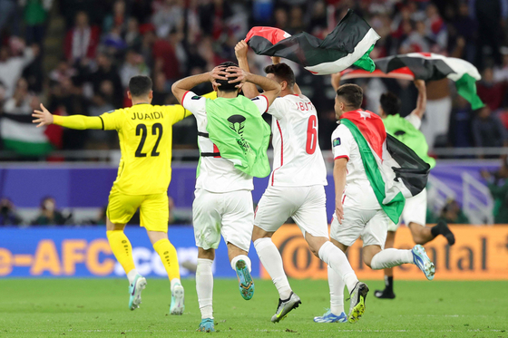 Jordan's players celebrate after defeating Korea at the end of the Asian Cup semifinal. [AFP/YONHAP]