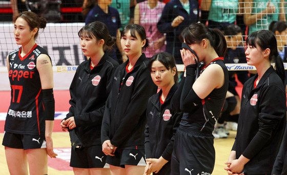 The Gwangju AI Peppers react after losing a V League game 3-2 to GS Caltex Seoul Kixx at Pepper Stadium in Gwangju on Tuesday. [YONHAP]