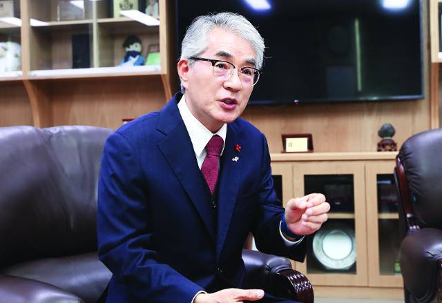 박종훈 경남교육감이 지난 2일 국민일보와 인터뷰를 하고 있다. 박 교육감은 교육부의 늘봄학교 정책에 대해 “위에서 찍어 누르듯 추진되는 지금 방식으론 일회성 이벤트로 흐를 뿐, 현장에 착근하기 어려울 것”이라고 지적했다. 경남교육청 제공