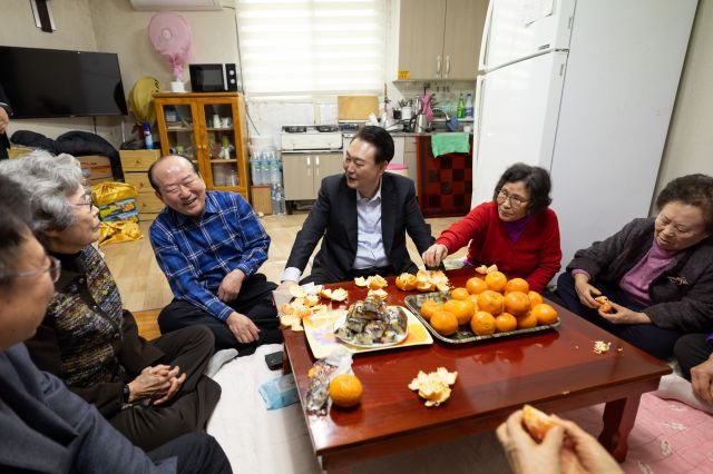 윤석열 대통령이 7일 서울 강북구의 한 미등록 경로당을 방문해 노인들과 대화를 나누고 있다. 대통령실 제공