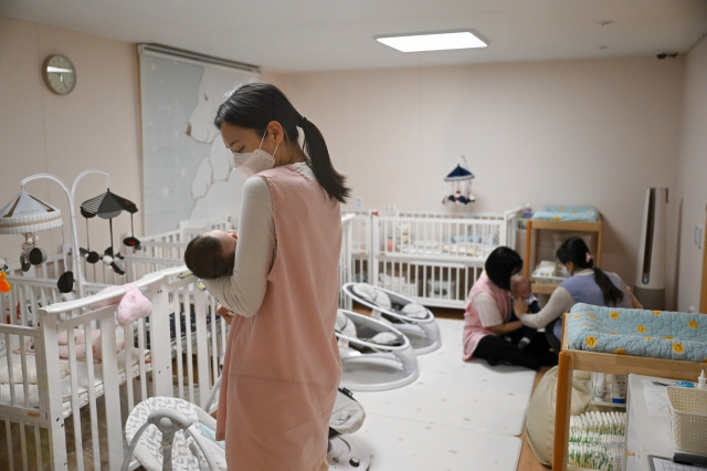 7일 베이비박스 센터에서 김수연 인턴기자가 아기돌보미 봉사를 하고 있는 모습. 신석현 포토그래퍼