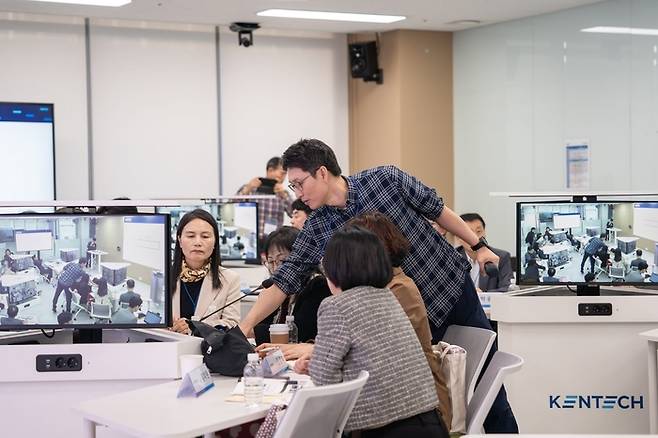 지난해 11월 전남 나주혁신도시 한국에너지공과대학교에서 열린 ‘미래교육 관리자 연수’ 참가자들이 교육내용을 살펴보고 있다. [사진 제공=한국에너지공과대학교]