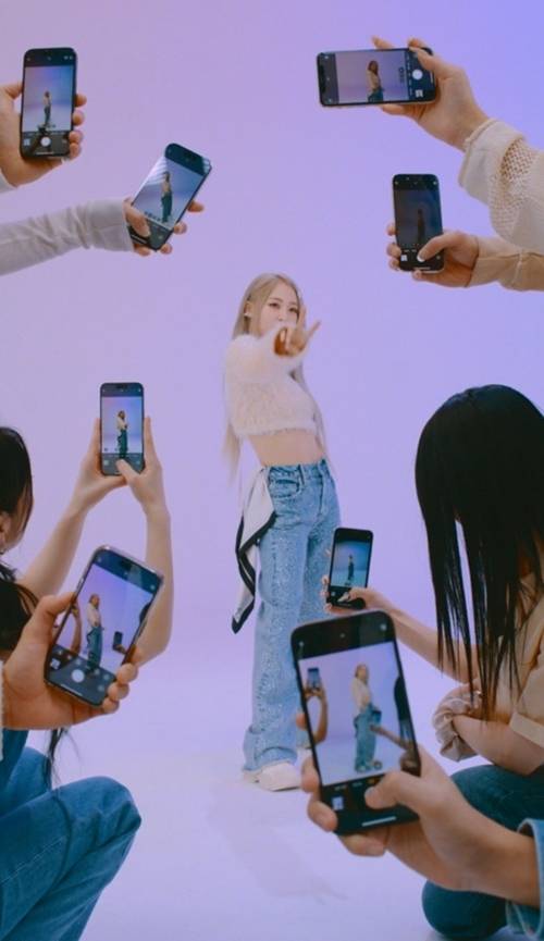 문별이 키치한 상상력이 담긴 신보 첫 타이틀곡 뮤직비디오를 선공개했다. 사진=RBW