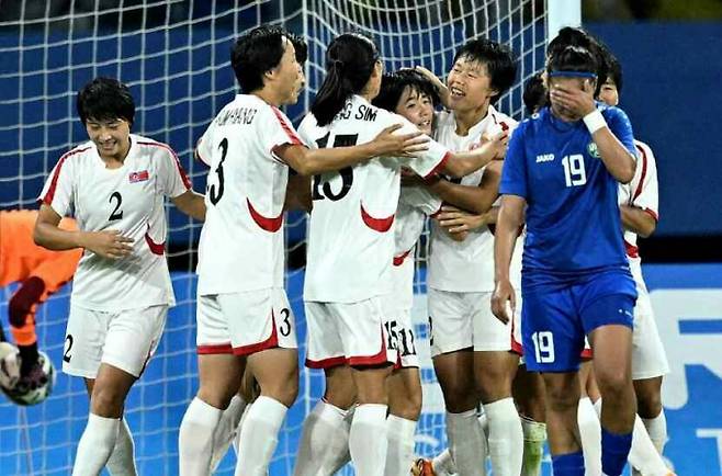 오는 25일 북한 여자 축구대표팀이 2024 파리올림픽 아시아 최종예선 경기를 치루기 위해 일본을 방문한다. 사진은 북한 노동당 기관지 노동신문이 지난해 10월4일 제19차 아시아경기대회에 참가한 북한 여자 축구대표팀 결승 진출을 보도한 모습. /사진=뉴스1(노동신문)