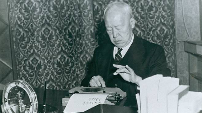 사진은 1955년 집무실에서 타이핑하는 이승만 대통령의 생전 모습. /사진=뉴스1(행정안전부 대통령기록관 제공)