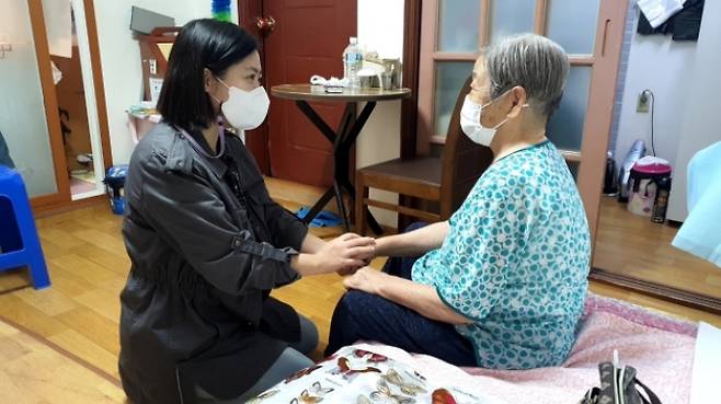 경기도가 '긴급복지 핫라인' 접수자 가운데 원하는 지원을 받지 못한 채 종결된 위기가구에 대한 사후관리를 하고 있다. 사진은 어르신 안부 묻는 돌봄매니저. / 사진제공=시흥시