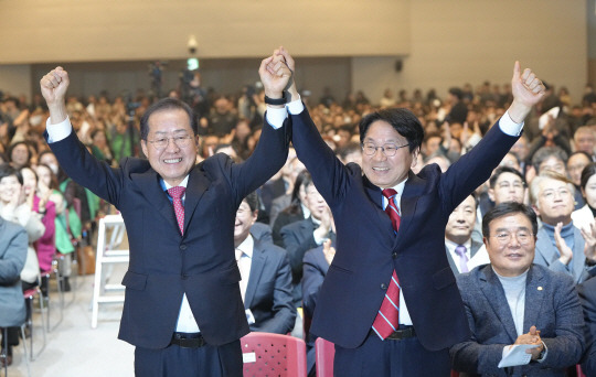 7일 오후 광주 김대중컨벤션센터에서 열린 ‘달빛철도 특별법 국회통과 축하행사’에서 강기정(오른쪽)광주시장과 홍준표 대구시장이 손을 맞잡고 환호하고 있다.광주시청 제공