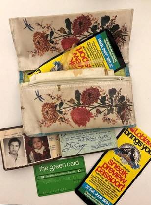 40년 전 잃어버린 모친의 지갑과 내용물. 토론토선 캡처(캐나다통신)