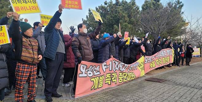 7일 오전 8시 인천국제공항공사 앞에서 오성산 통합대책위원회을 비롯한 용유도 주민들이 오성산 F1 자동차경주장 추진 계획에 반발하며 기자회견을 열고 있다.