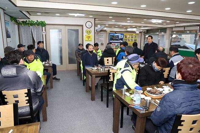 [양산=뉴시스] 나동연 시장이 설 명절을 앞두고 환경미화원들을 찾아 노고를 격려하고 애로사항을 청취하기 위한 조찬간담회를 하고 있다. (사진=양산시 제공) 2024.02.07. photo@newsis.com *재판매 및 DB 금지