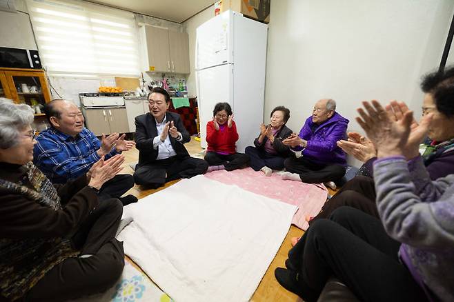[서울=뉴시스] 윤석열 대통령이 설을 앞두고 7일 서울 강북구에 위치한 미등록 경로당을 방문해 어르신들과 환담하고 있다. (사진=대통령실 제공) 2024.02.07. photo@newsis.com *재판매 및 DB 금지