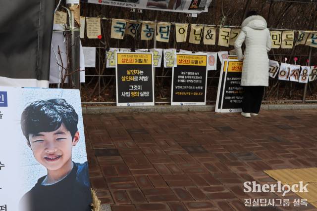 ▲시우의 친모 김정빈(가명) 씨가 2일 항소심 선고 재판을 앞두고 서울고등법원 앞에서 1인시위를 준비하고 있다. ⓒ셜록