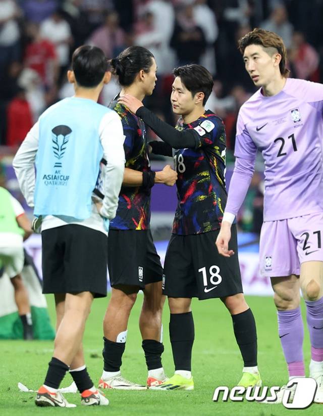 경기 후 조규성(왼쪽에서 두 번째)을 위로하는 이강인. /사진=뉴스1 제공