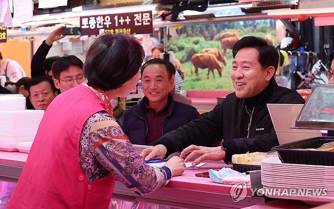 상인들과 대화하는 오세훈 서울시장 (서울=연합뉴스) 서명곤 기자 = 설 연휴를 앞둔 6일 오후 오세훈 서울시장이 서울 송파구 가락몰을 방문해 상인들과 대화하고 있다. 2024.2.6 seephoto@yna.co.kr