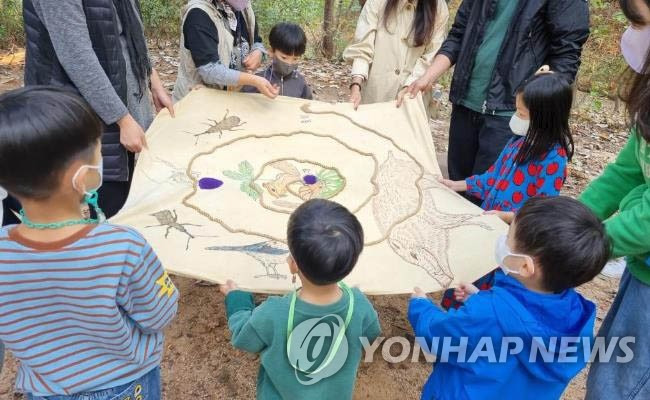 서울시, 유아숲체험원 77곳 이달 개장 (서울=연합뉴스) 서울시가 숲에서 놀며 자연을 배우고 사회성과 창의성을 키울 수 있도록 '서울특별시 유아숲체험원' 77개소를 3월 중순부터 순차적으로 개장한다고 13일 밝혔다. 사진은 어린이들이 자연 생태계에 대해 생각을 나누는 모습. 2023.3.13 [서울시 제공. 재판매 및 DB 금지] photo@yna.co.kr