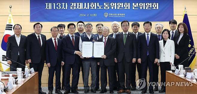 기념사진 촬영하는 경사노위 참석자들 (서울=연합뉴스) 최재구 기자 = 6일 서울 종로구 경제사회노동위원회 대회의실에서 열린 제13차 본위원회에서 참석자들이 '지속 가능한 일자리와 미래세대를 위한 사회적 대화의 원칙과 방향'에 대한 선언문에 합의하고 기념촬영을 하고 있다. 2024.2.6  [공동취재] jjaeck9@yna.co.kr