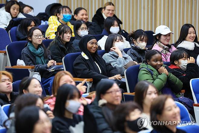 이화여대서 열린 외국인 한국어 말하기대회 지난달 5일 서울 서대문구 이화여자대학교 이화·삼성교육문화관에서 열린 제30회 외국인 한국어 말하기대회에서 관람 학생들이 참가자 발표를 듣고 있다. 2024.1.5 nowwego@yna.co.kr