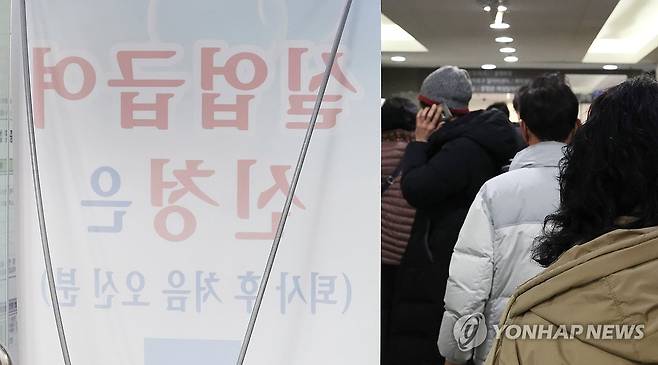 실업급여 수급자 재취업률 30% 넘었다 (서울=연합뉴스) 김주형 기자 = 16일 오전 서울 마포구 서울서부고용복지플러스센터를 찾은 구직자들이 상담 창구로 향하고 있다. 2024.1.16 kjhpress@yna.co.kr