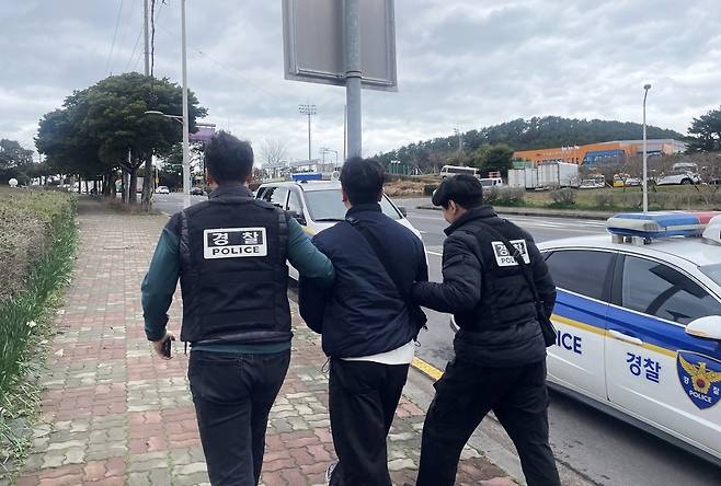 모의훈련 하는 경찰 [제주동부경찰서 제공. 재판매 및 DB 금지]