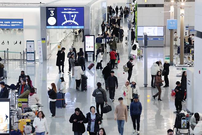 설 연휴를 나흘 앞둔 5일 인천국제공항 출국장에서 여행객들이 오가고 있다. (사진=연합뉴스)