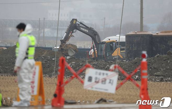 (수원=뉴스1) 송용환 기자 = 경기도가 설 연휴기간 유동인구 증가에 따른 가축전염병 유입 방지를 위해 소독시설·통제소 상시 운영 등 방역관리를 강화한다. 1월9일 오후 안성시 일죽면의 한 산란계 농장에서 AI 항원(H5형)이 검출돼 방역 관계자들이 사육 중인 모든 닭에 대한 예방적 살처분 작업 준비를 하고 있다. 2024.1.9/뉴스1 ⓒ News1 김영운 기자