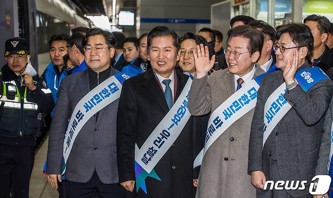 이재명 더불어민주당 대표가 8일 오전 서울 용산구 용산역에서 시민들을 만나 설 귀성인사를 하고 있다. (공동취재) 2024.2.8/뉴스1 ⓒ News1 임세영 기자