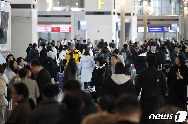 설 연휴를 하루 앞둔 8일 인천국제공항 제1여객터미널 출국장이 이용객들로 붐비고 있다. 인천국제공항공사는 연휴가 시작되는 오는 8일부터 12일까지 닷새간 총 97만6922명이 인천공항을 이용할 것으로 예상했다. 일평균 이용객은 19만5384명으로 지난해 연휴 하루 평균 여객 12만 7537명 대비 53.2% 늘어난 규모다. 이는 2020년 코로나19 팬데믹 이후 명절(설·추석) 연휴 실적 중 최고치에 해당한다. 2024.2.8/뉴스1 ⓒ News1 권현진 기자