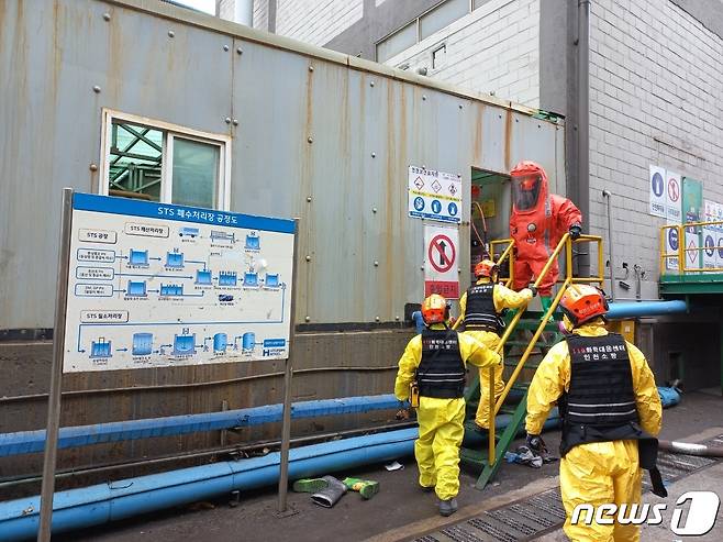 6일 오전 11시2분께 인천시 동구 송현동 현대제철 공장에서 수조청소를 하던 작업자 A씨(34·) 등 7명이 쓰러졌다. A씨는 심정지 상태로 병원으로 옮겨졌으나 숨졌다. 사진은 사고 현장.(인천소방본부 제공)2024.2.6/뉴스1 ⓒ News1 박소영 기자