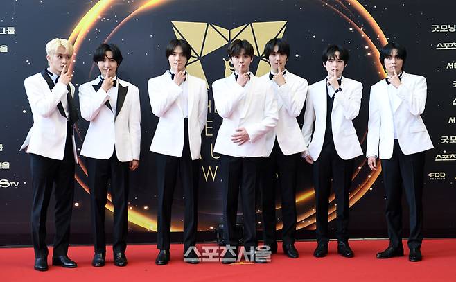 NCT드림이 2일 태국 방콕 라자망갈라 국립경기장에서 열린 ‘제33회 서울가요대상’ 시상식(주최 스포츠서울, 주관 서울가요대상 조직위원회)에 앞서 레드카펫 위에서 취재진을 향해 포즈를 취하고 있다. 2024. 1. 2.  방콕(태국) | 박진업기자 upandup@sportsseul.com