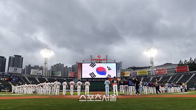 14일 사직구장에서 열린 2023 KBO리그 퓨처스리그 올스타전에 앞서 양 팀 선수들이 그라운드에 도열해 애국가를 부르고 있다. 2023. 7. 14.  사직 | 박진업기자 upandup@sportsseoul.com