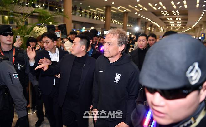 축구대표팀 클린스만 감독이 카타르아시안컵 결승행이 좌절된 후 8일 인천공항을 통해 선수들과 함께 귀국했다. 30여분간의 기자회견을 마친 클린스만 감독이 철통같은 경호를 받으며 공항을 빠저나가고 있다.2024.02.08.상암 | 강영조 기자 kanjo@sportsseoul.com