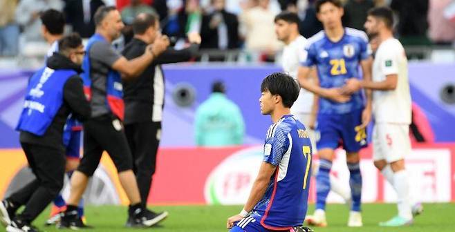 3일(현지시간) 카타르 알라이얀 에듀케이션 시티 스타디움에서 열린 2023 아시아축구연맹(AFC) 카타르 아시안컵 8강전 이란과 일본의 경기. 이란에 패하며 4강 진출에 실패한 일본 선수단이 아쉬워하고 있다. 알라이얀(카타르)=박재만 기자 pjm@sportschosun.com/2023.02.03