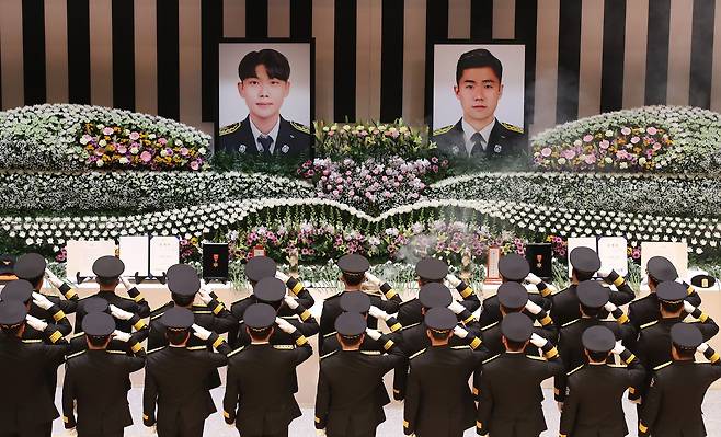 경북 문경 육가공 공장 화재 현장에서 순직한 고(故) 김수광 소방장과 고 박수훈 소방교의 영결식이 3일 오전 경북도청 동락관에서 엄수됐다. 동료 소방관들이 순직 소방관을 향해 마지막 경례를 하고 있다. /뉴스1