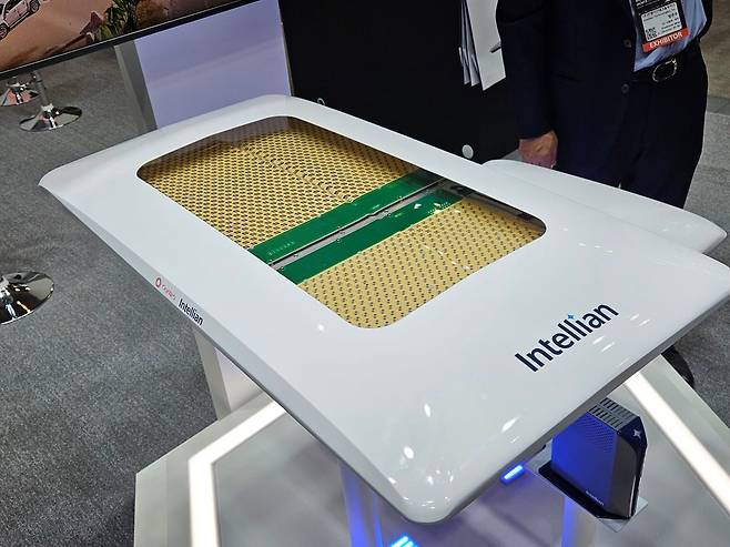 인텔리안테크놀로지스의 저궤도위성 평판형안테나 내부 모형. /윤예원 기자