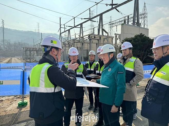 한국전력은 설 연휴기간 동안 정전으로 인해 국민들의 불편이 발생하지 않도록 특별 설비점검을 시행하고 비상근무체제에 돌입했다고 8일 밝혔다.ⓒ한