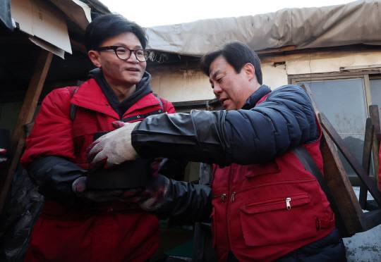 국민의힘 한동훈 비상대책위원장이 8일 오전 서울 노원구 백사마을에서 열린 '따뜻한 대한민국만들기 국민동행' 사랑의 연탄 나눔 행사에서 봉사활동을 하고 있다.  [공동취재]